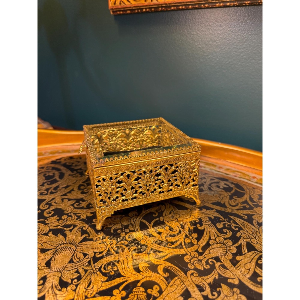 Vintage Gold Filigree Jewelry Casket with Glass Lid & Velvet Interior - Picture 7 of 17